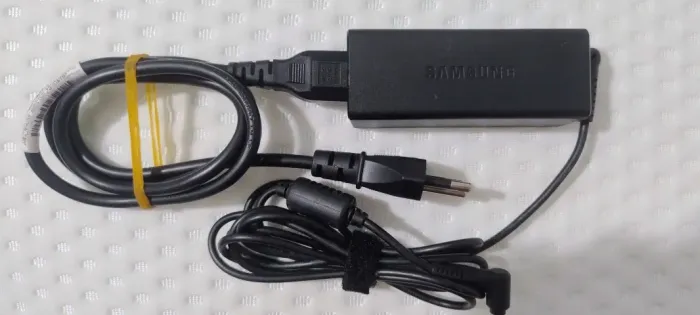 Fonte / Carregador AC original para notebooks Samsung (19V - 2.1A / 40W)