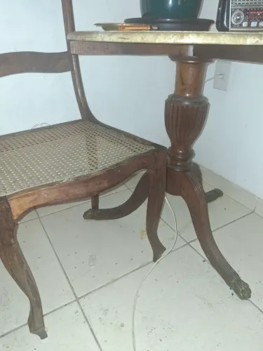 Mesa com tampão de mármore e quarto cadeirascadeiras..madeira sucupira