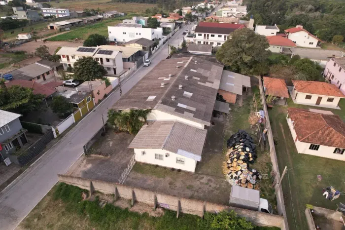 Terreno com amplo galpão no Rio Vermelho