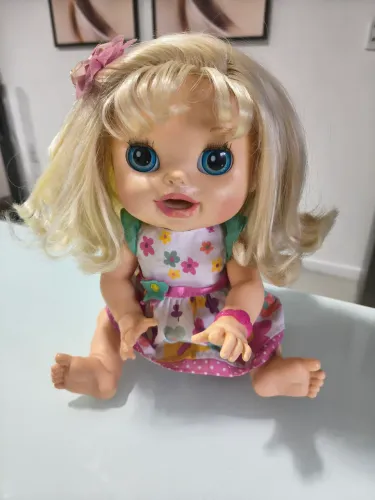 Boneca Baby Alive comer e brincar loira (versão lançada em 2012 pela Hasbro)