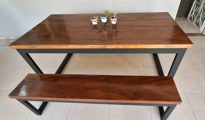 Vendo linda mesa de madeira acompanha 02 banco de madeira também comp1.81m comp0.87