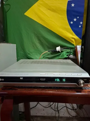Vendo um aparelho DVD  hometheater marca LG ,usado funcionando, com problema no leitor. 