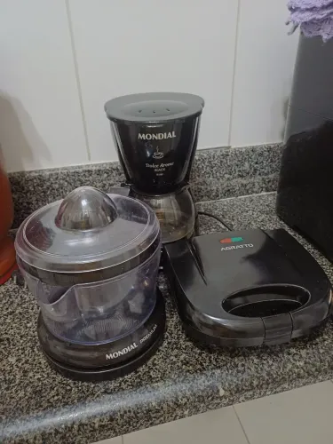 Cafeteira, espremedor de frutas e sanduicheira