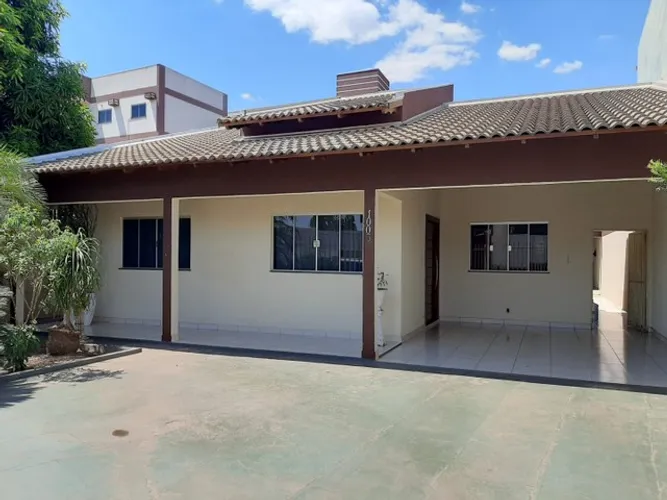 Excelente casa com área de lazer no centro