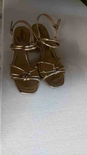 Uma linda sandália arezzo 36