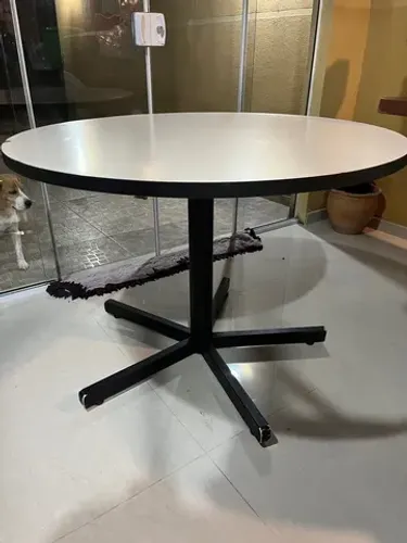 Mesa redonda reforçada com tampo de MDF