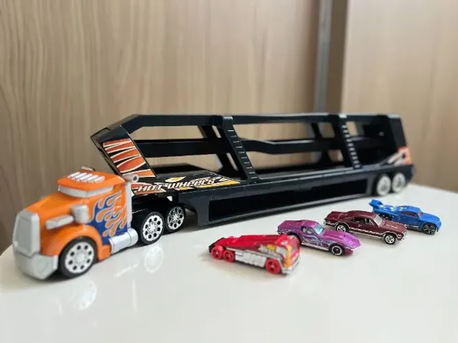 Carreta cegonha da Hot Wheels
