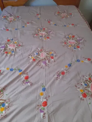 colcha de cama casal bordada a mão antiga.