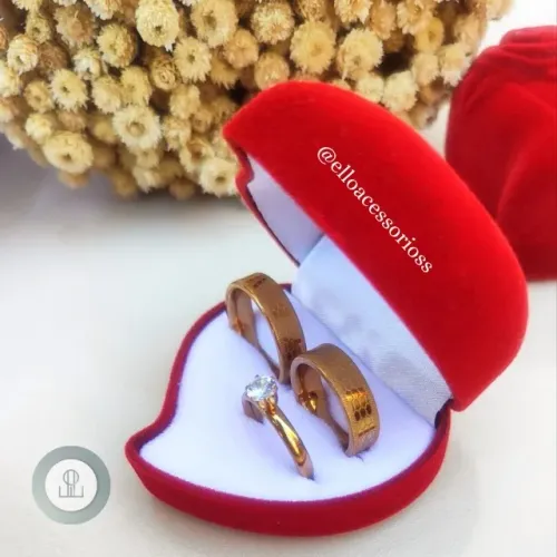 Par de Alianças Dourada com Banho de Ouro 18K + Anel Solitário + Caixa de Veludo
