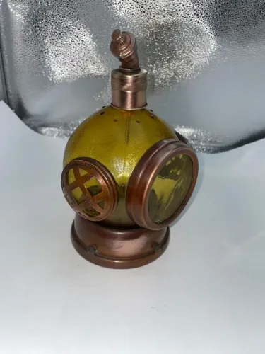 Licoreira Musical Vintage em Formato de Escafandro Náutico Vidro Âmbar e Metal