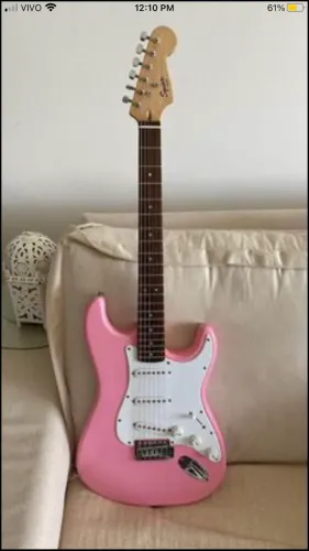 Vendo Guitarra Elétrica Fender Squier Strat Bullet Rosa Nova, com capa, alça e cabo.