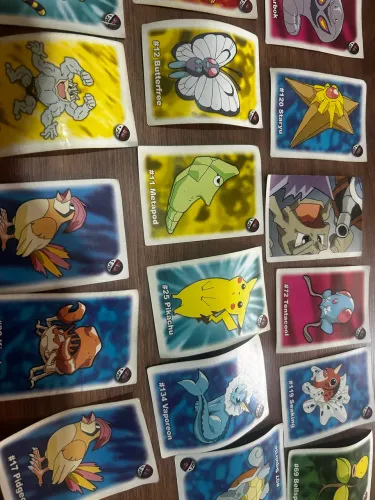 Figurinhas Pokémon mais 4 bonecos originais!!