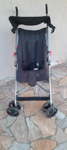 Carrinho e bebê modelo guarda chuva