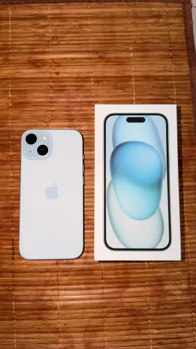iPhone 15 azul clarinho 
