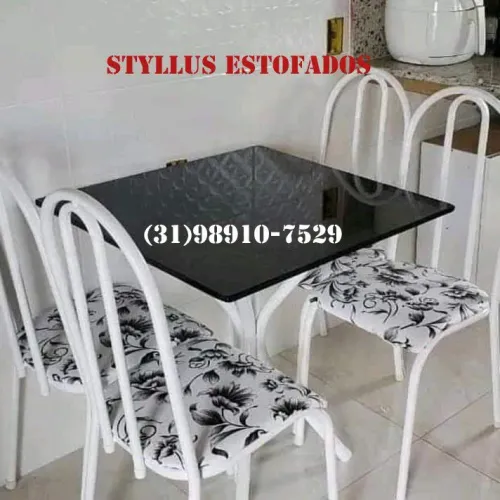 Mesa de Canto com Cadeiras Estofadas