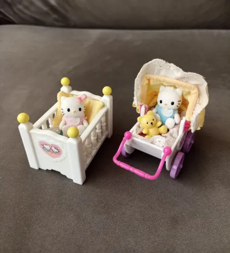 Brinquedos raros Hello Kitty berço e carrinho de bebê