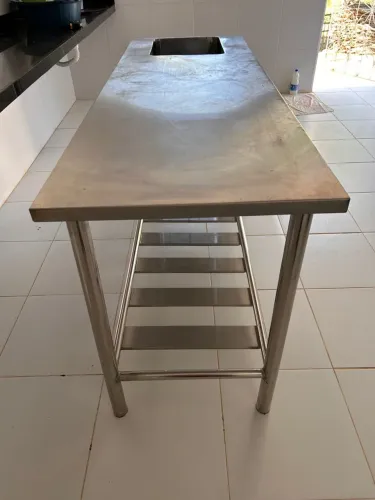 Mesa de aço inox com cuba embutida