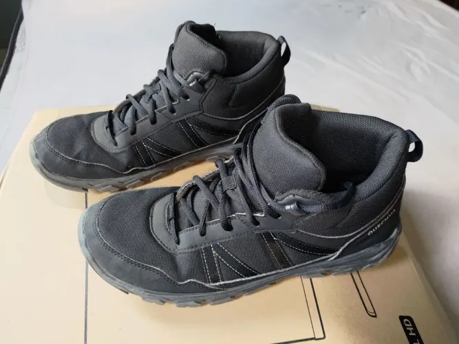 Tênis Quechua mid, tamanho 40.