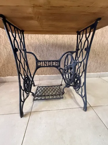 Aparador com pé de máquina de costura antigo