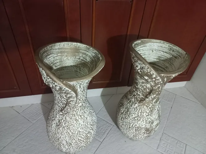 Par de Vasos Decorativos em Cerâmica