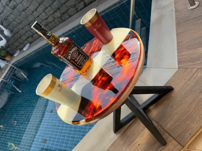 Mesa de madeira resinada com led