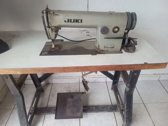 Máquina de costura industrial reta