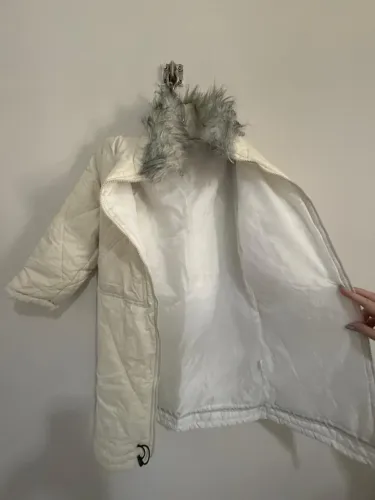 Casaco de inverno com gola de pele