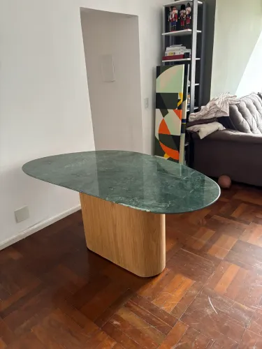 Mesa com tampo orgânico verde Guatemala 1,60X0,90