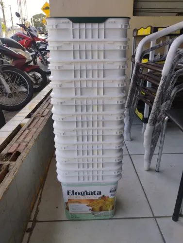 Balde quadrado de 15kg limpos. Valor: 5,00 reais. Cada.