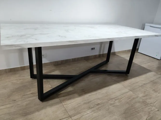 Mesa MDF com base em Ferro galvanizado.
