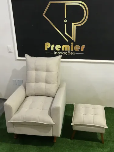 POLTRONA DE AMAMENTAÇÃO SUPER CONFORTÁVEL NO PILLOW TOP, ACOMPANHA PUFF
