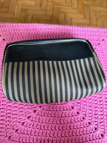 Necessaire com listras e detalhes dourados