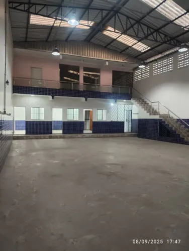 Excelente Galpão Novo 650m² c/ 9 Salas e Mezanino na Avenida Brasil