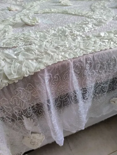 Cobre leito antigo em tule bordado com cetim 