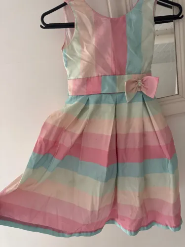 Dois vestidos de ótima qualidade. Veste até 6 anos