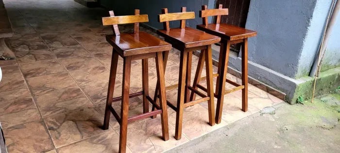 Mesa bistrô com 4 banquetas