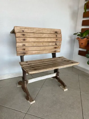 Cadeira Escolar Antiga de Madeira e Ferro
