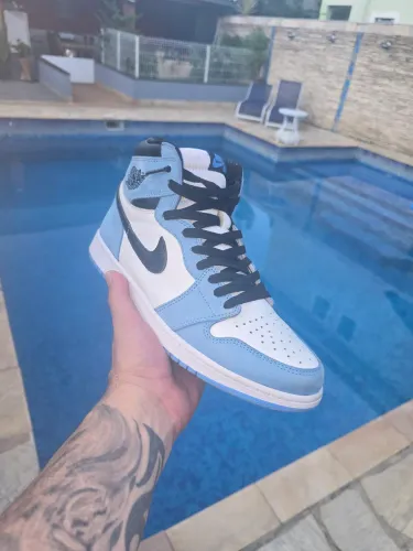 Tênis Sneaker Nike Air Jordan 1 Retro High OG 'University Blue' tamanho 43