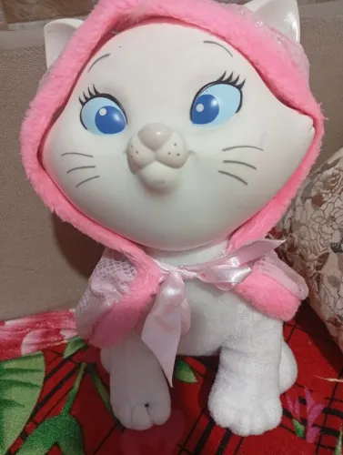 Linda gata Mary de pelúcia.