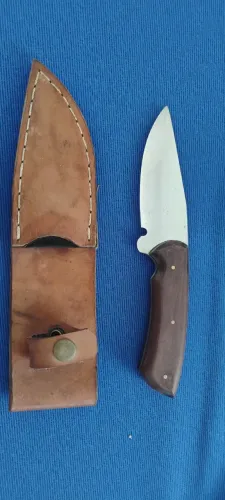 Faca artesanal com bainha de couro natural