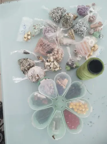 Kit de miçangas para bijuterias - diversas cores e materiais
