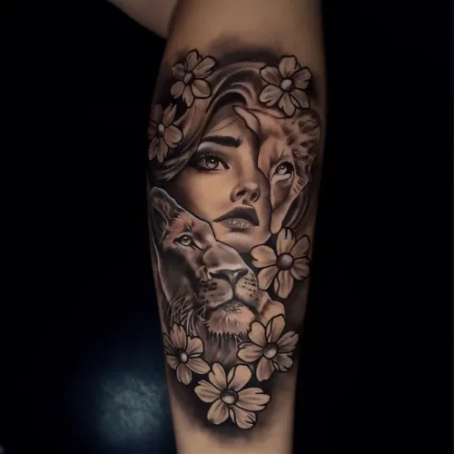 Tattoo Feminina: Leoa e Flores Delicadas ( troco em algo do meu interesse)
