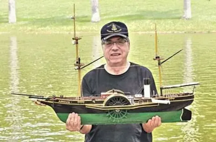 Vendo barco ARGUS, todo construído a mão em madeira cedro.