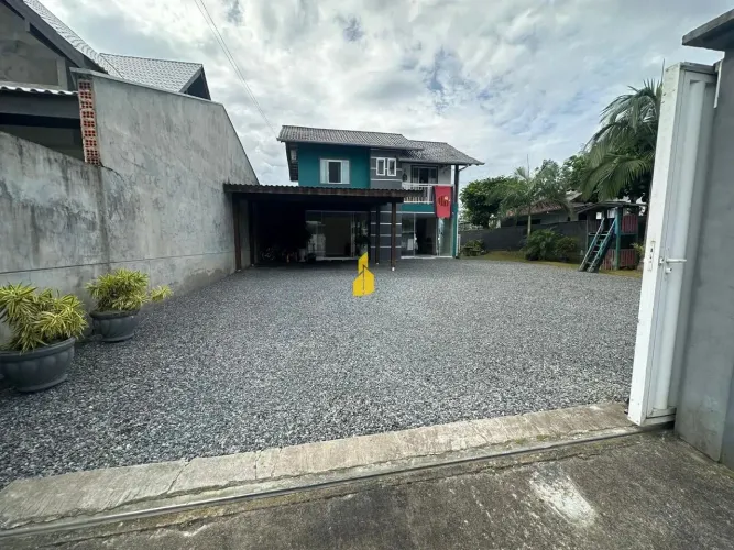 CASA COM AMPLO TERRENO NO BAIRRO DAS NAÇÕES EM TIMBÓ.