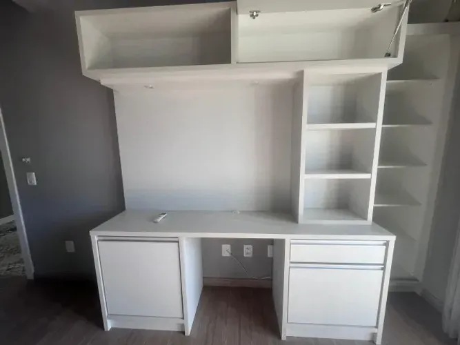 Móvel de quarto com escrivaninha e gavetas