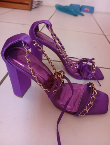 Sandália Roxa com Detalhes em Corrente