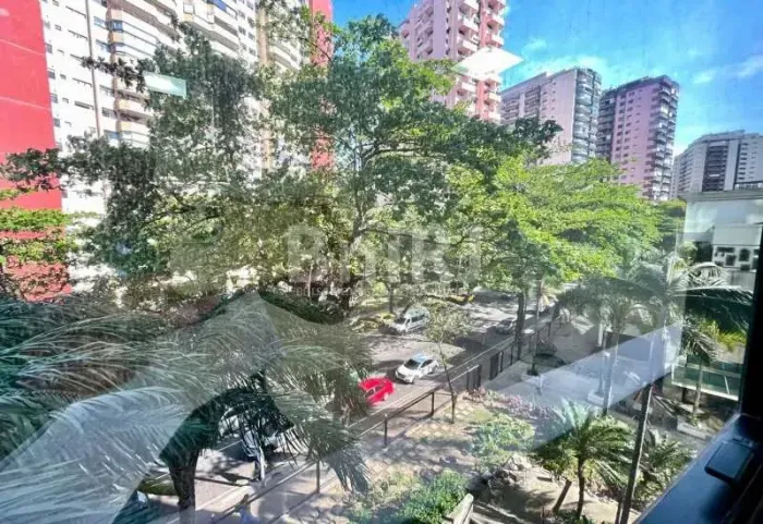 Centro comercial Barra Prime. Junto à ponte Lucio Costa e Avenida das Américas. Sala Comer