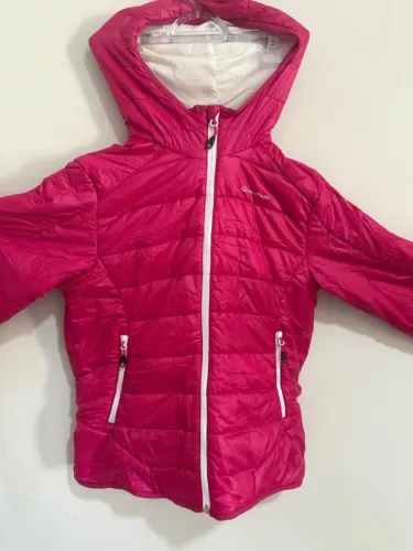 Casaco rosa e segunda pele preta para frio e neve