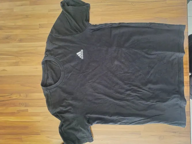 camisa preta da adidas (pouco usada)
