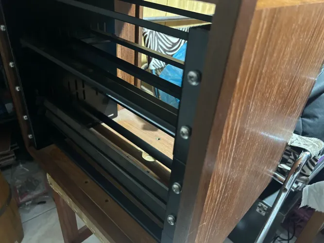 Rack de áudio Inglês em madeira nobre para equipamentos de áudio
